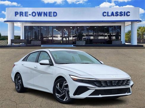Used 2025 Hyundai Elantra SEL image 1