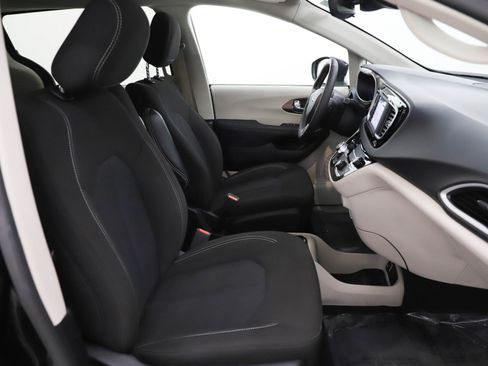 Used 2024 Chrysler Voyager LX image 11