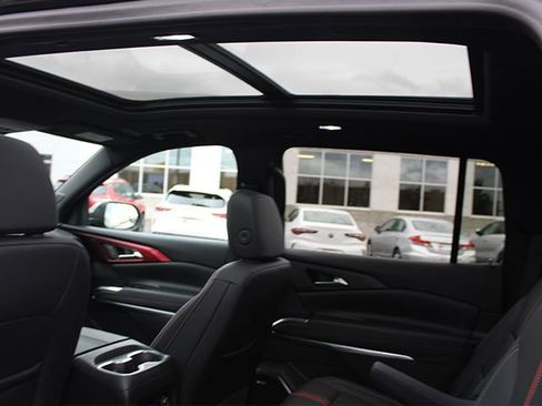 Used 2024 Chevrolet Traverse RS FWD image 9