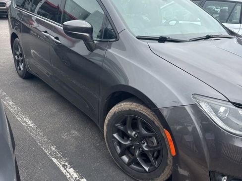 Used 2018 Chrysler Pacifica Touring-L Plus FWD image 3