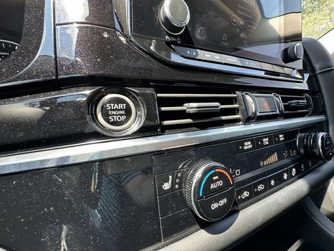 Used 2024 Nissan Pathfinder SV image 23