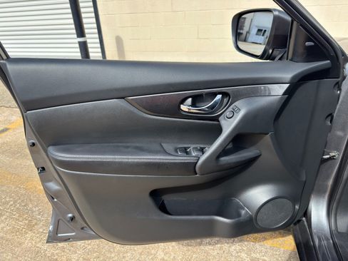 Used 2018 Nissan Rogue S FWD image 35