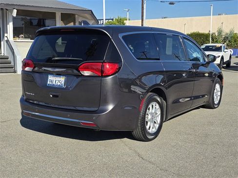 Used 2020 Chrysler Pacifica Touring image 4