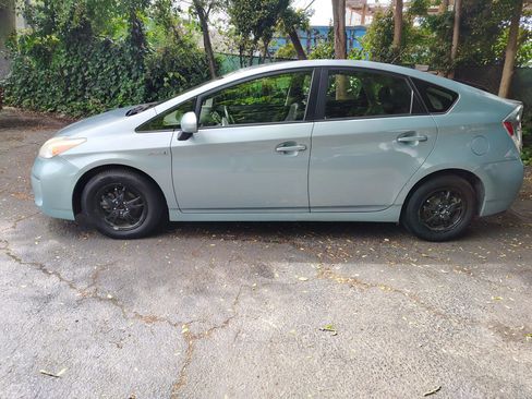 Used 2013 Toyota Prius Four FWD image 2