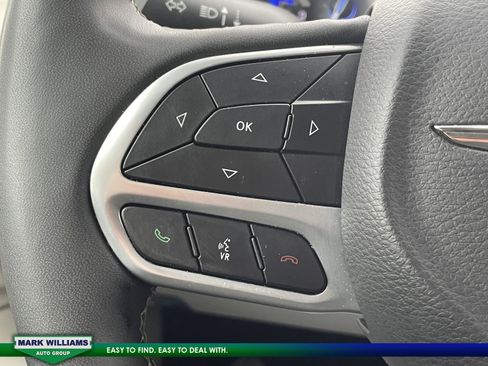 Used 2024 Chrysler Pacifica Touring-L image 17