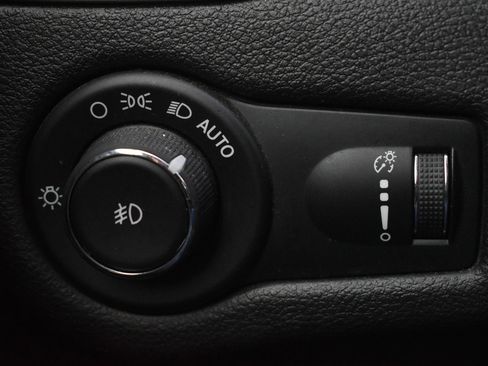 Used 2018 Jeep Cherokee Latitude w/ Altitude Package image 15