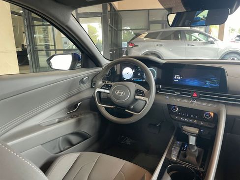 Used 2025 Hyundai Elantra SEL image 30