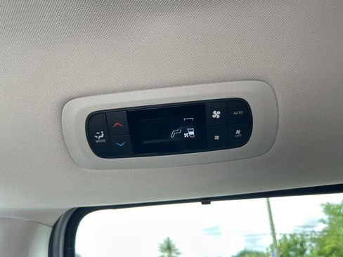 Used 2024 Chrysler Pacifica Touring-L image 32