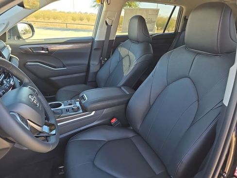 New 2026 Toyota Highlander Limited image 16