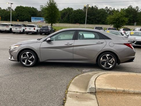 Used 2022 Hyundai Elantra Limited FWD image 4