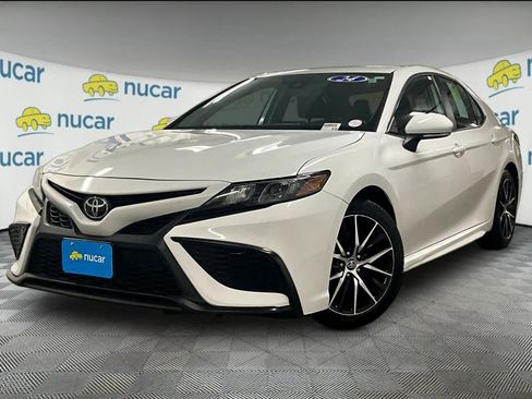 Used 2024 Toyota Camry SE image 3