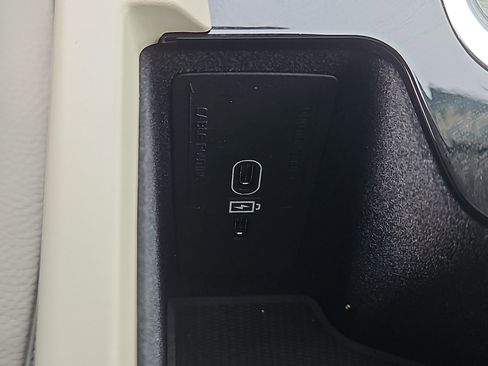 Used 2025 Volvo XC60 T8 Plus w/ Protection Package Premier image 11