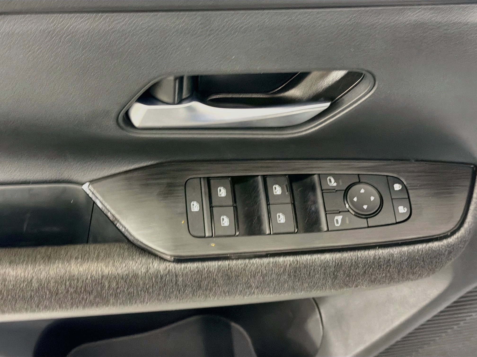Used 2025 Nissan Kicks SV w/ Charging Package FWD image 15