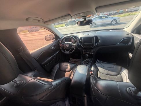 Used 2019 Jeep Cherokee Latitude Plus w/ Comfort/Convenience Group FWD image 22
