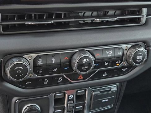 New 2025 Jeep Gladiator Sport image 15