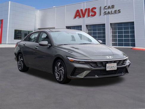 Used 2025 Hyundai Elantra SEL image 3