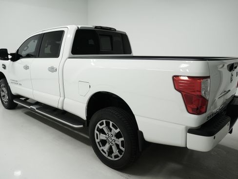 Used 2017 Nissan Titan SV image 5
