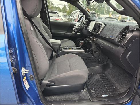 Used 2018 Toyota Tacoma TRD Off-Road w/ Technology Package image 27