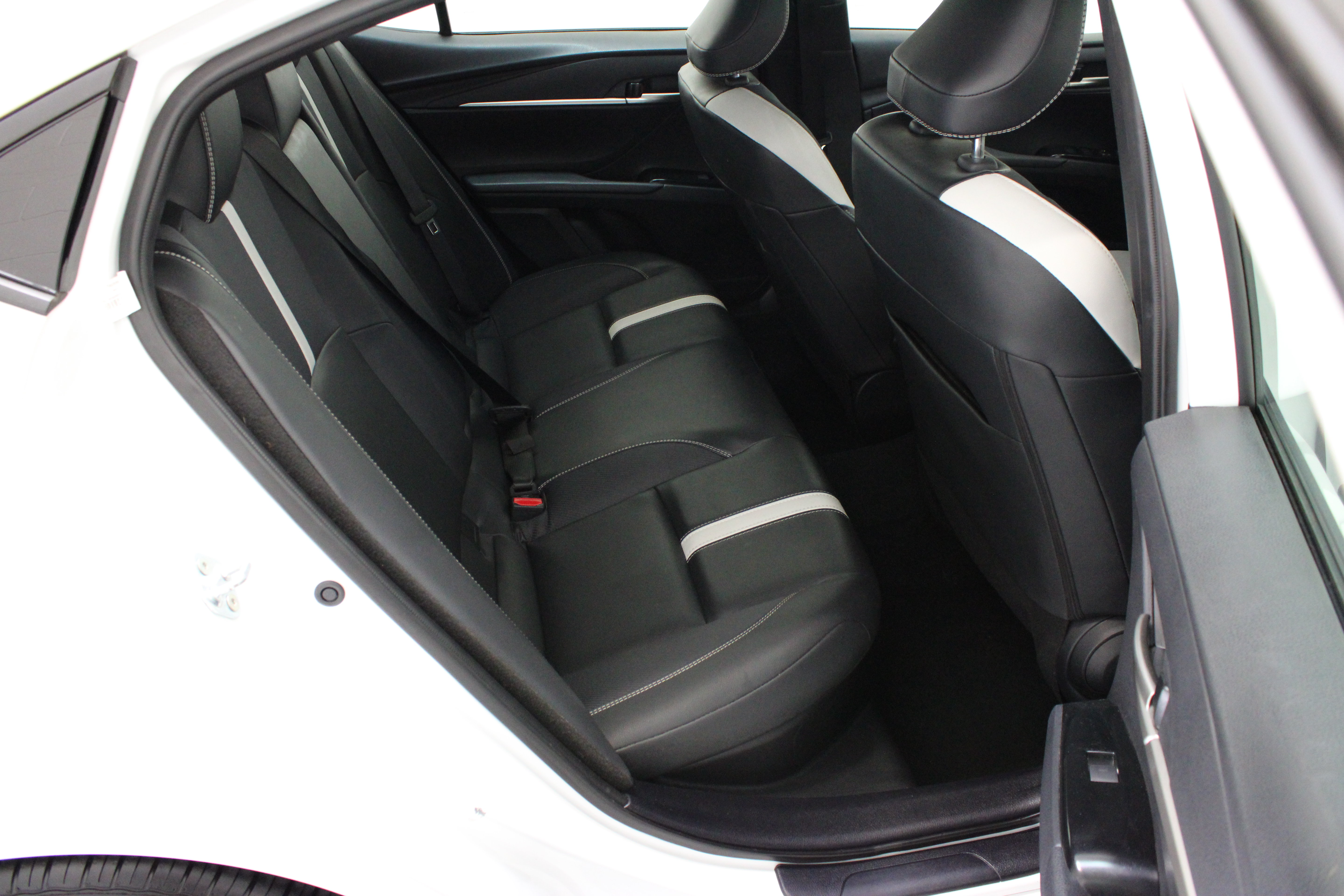 Used 2025 Toyota Camry SE FWD image 33