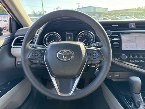Used 2018 Toyota Camry LE image 10
