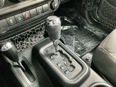 Used 2016 Jeep Wrangler Unlimited Sahara w/ Connectivity Group AWD/4WD image 20