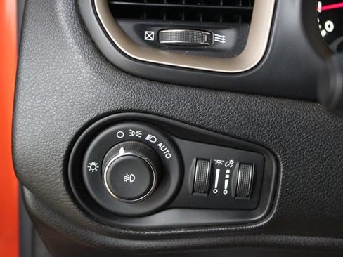 Used 2016 Jeep Renegade 75th Anniversary FWD image 16