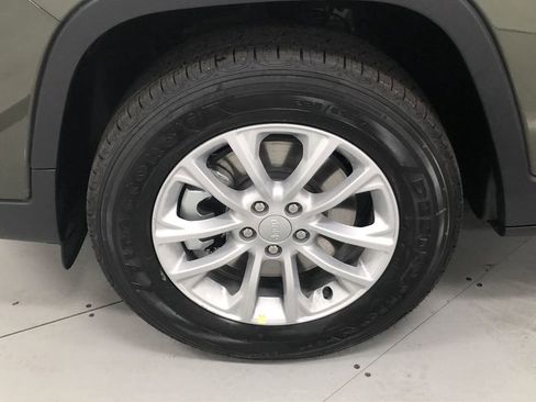 Used 2021 Jeep Cherokee Latitude AWD/4WD image 10