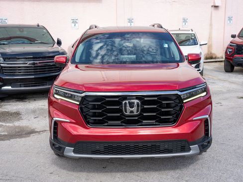 Certified 2025 Honda Pilot Touring image 2