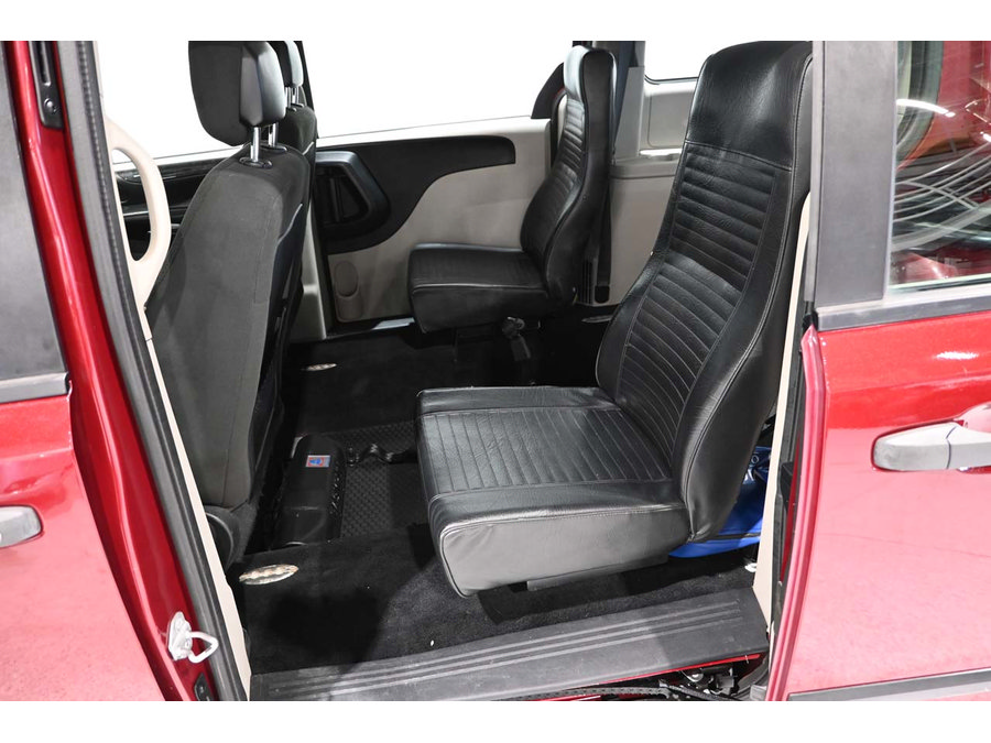 Used 2015 Dodge Grand Caravan American Value Package FWD image 25