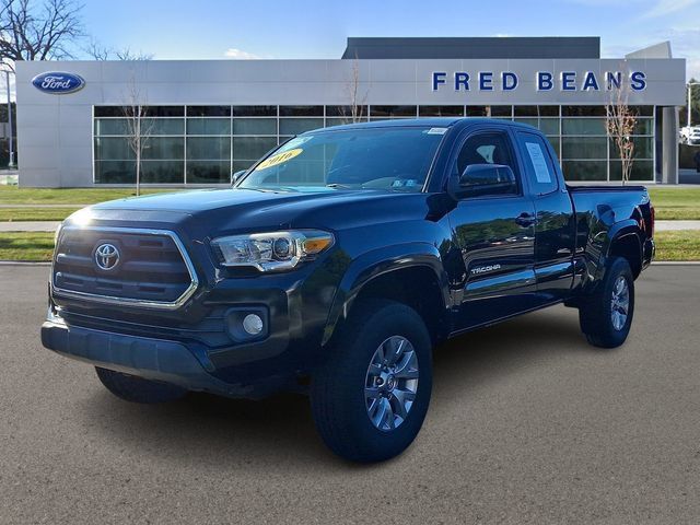 Used 2016 Toyota Tacoma SR5 w/ SR5 Appearance Package (DM) AWD/4WD image 3