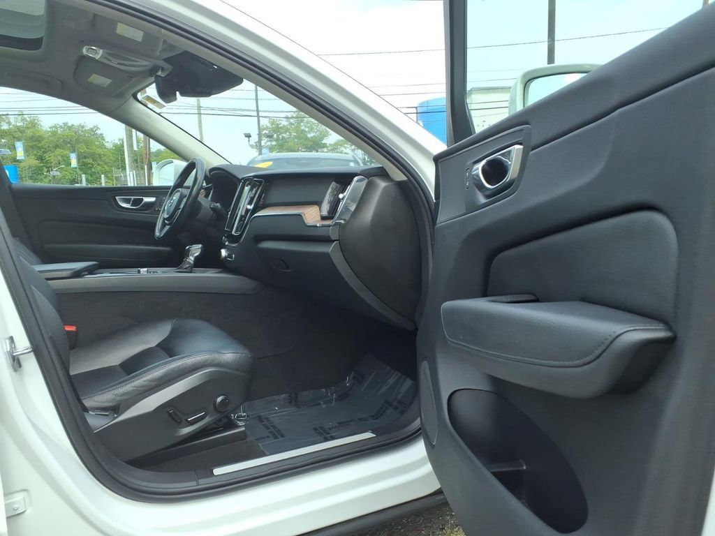 Used 2021 Volvo XC60 T5 Momentum w/ Climate Package AWD/4WD image 11