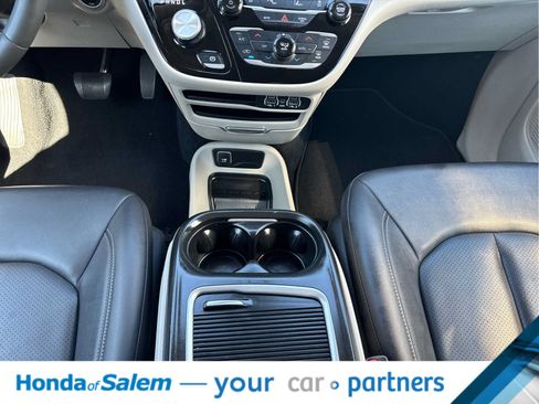 Used 2024 Chrysler Pacifica Touring-L FWD image 17