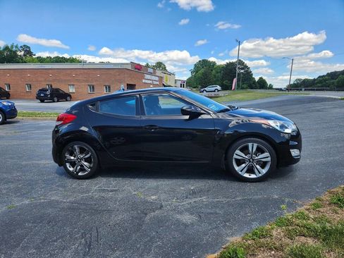 Used 2017 Hyundai Veloster Value Edition FWD image 4