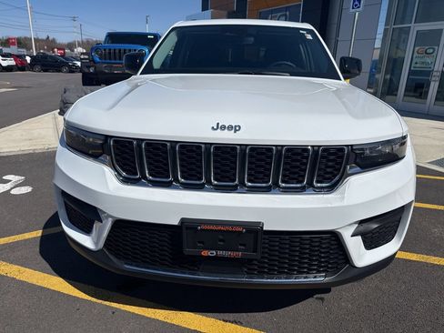 Used 2023 Jeep Grand Cherokee Laredo w/ Luxury Tech Group I AWD/4WD image 2