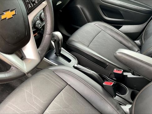 Used 2022 Chevrolet Trax LT w/ LT Convenience Package AWD/4WD image 16