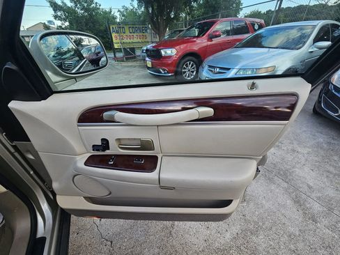 Used 2005 Lincoln Town Car Signature RWD image 9
