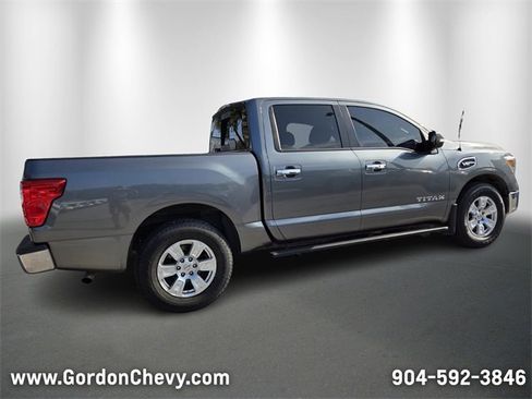 Used 2017 Nissan Titan SV image 5