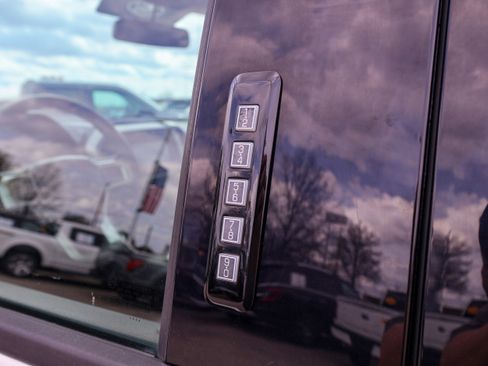 Used 2018 Ford F150 Lariat image 14