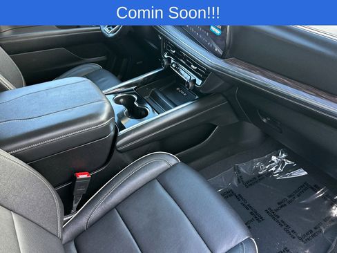 Used 2025 Chevrolet Suburban Premier image 18