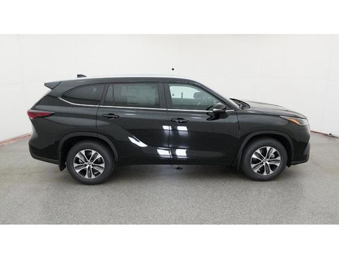 New 2026 Toyota Highlander XLE image 11