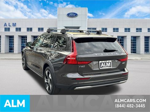 Used 2024 Volvo V60 B5 Cross Country Plus image 8