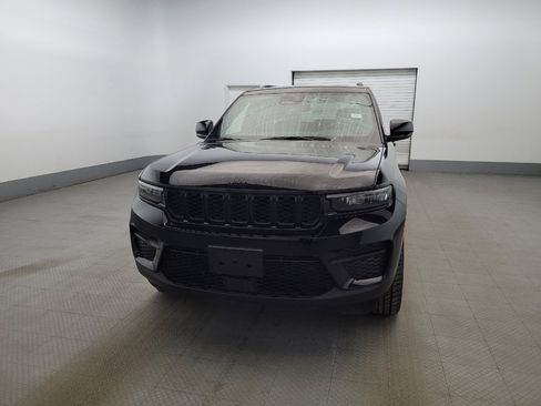 Used 2023 Jeep Grand Cherokee Altitude image 15