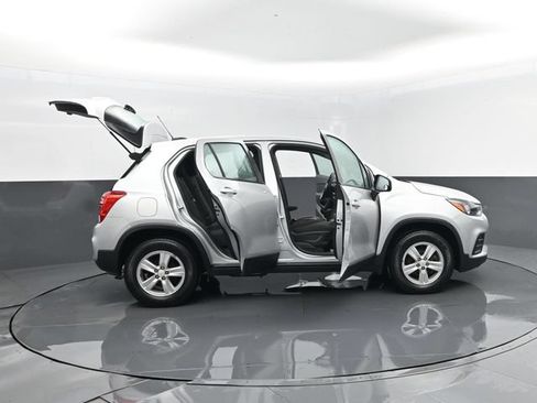 Used 2017 Chevrolet Trax LS AWD/4WD image 27