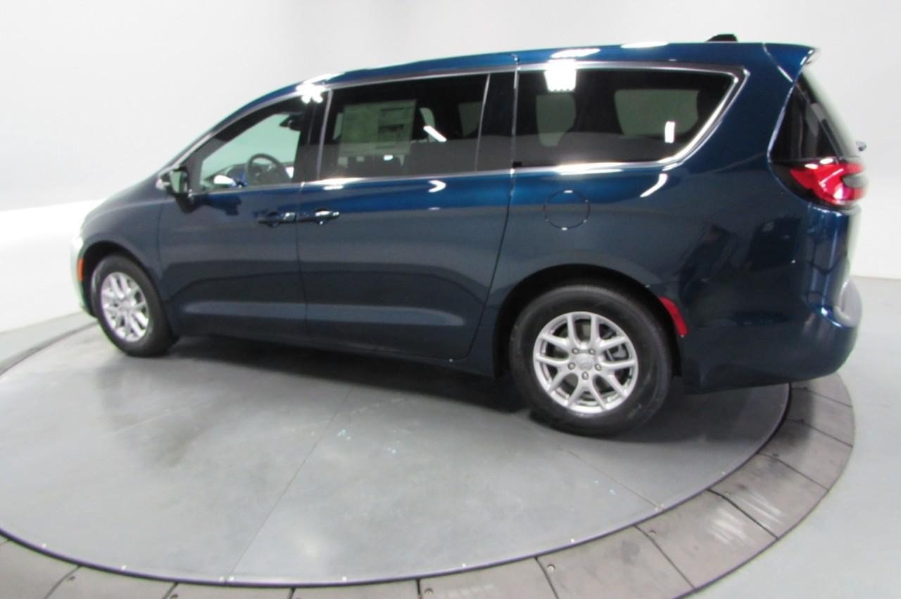 New 2025 Chrysler Pacifica Select FWD image 5