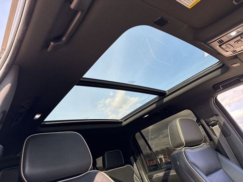 Used 2022 GMC Yukon XL SLT w/ SLT Premium Package image 10