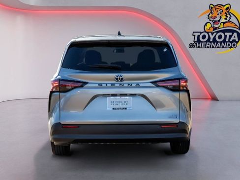 Used 2021 Toyota Sienna LE image 6