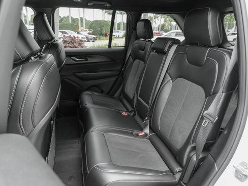 Used 2025 Jeep Grand Cherokee Altitude RWD image 19