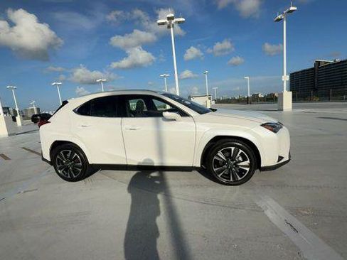 Certified 2022 Lexus UX 200 w/ Premium Package FWD image 9