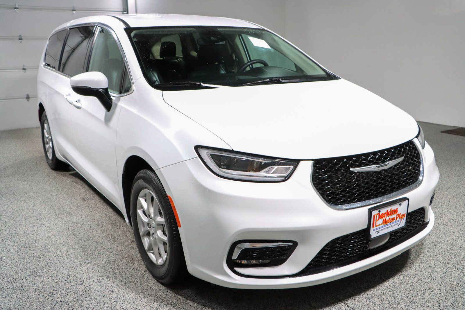 Used 2023 Chrysler Pacifica Touring-L FWD image 5