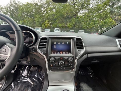 Used 2015 Jeep Grand Cherokee Altitude RWD image 11